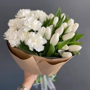 Букет із тюльпанів та гвоздики Тендітність