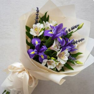 Букет із ірисів та альстромерії Аріс