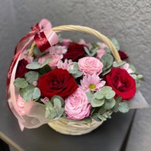 Кошик із трояндрю та хризантемою Ніжний акцент