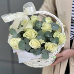 Кошик із білих троянд Свіжість ніжності